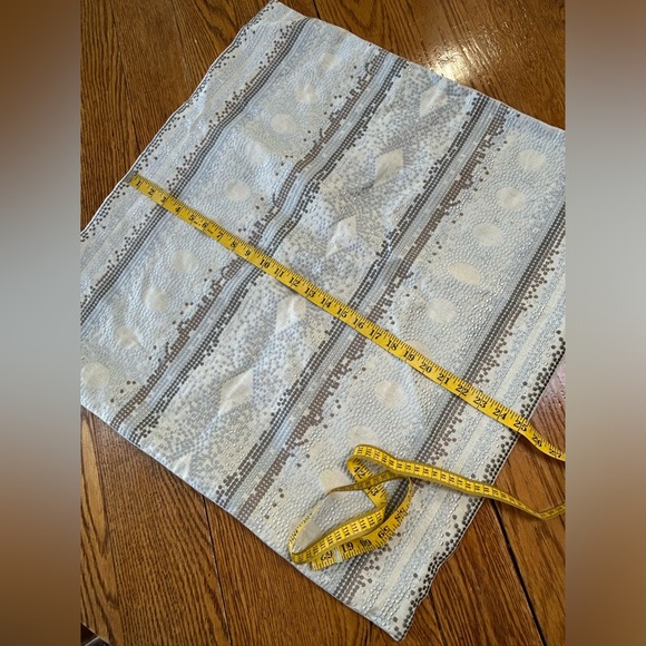 Kim Seybert pillow cover.  Linen blend. 25” square - Picture 8 of 10